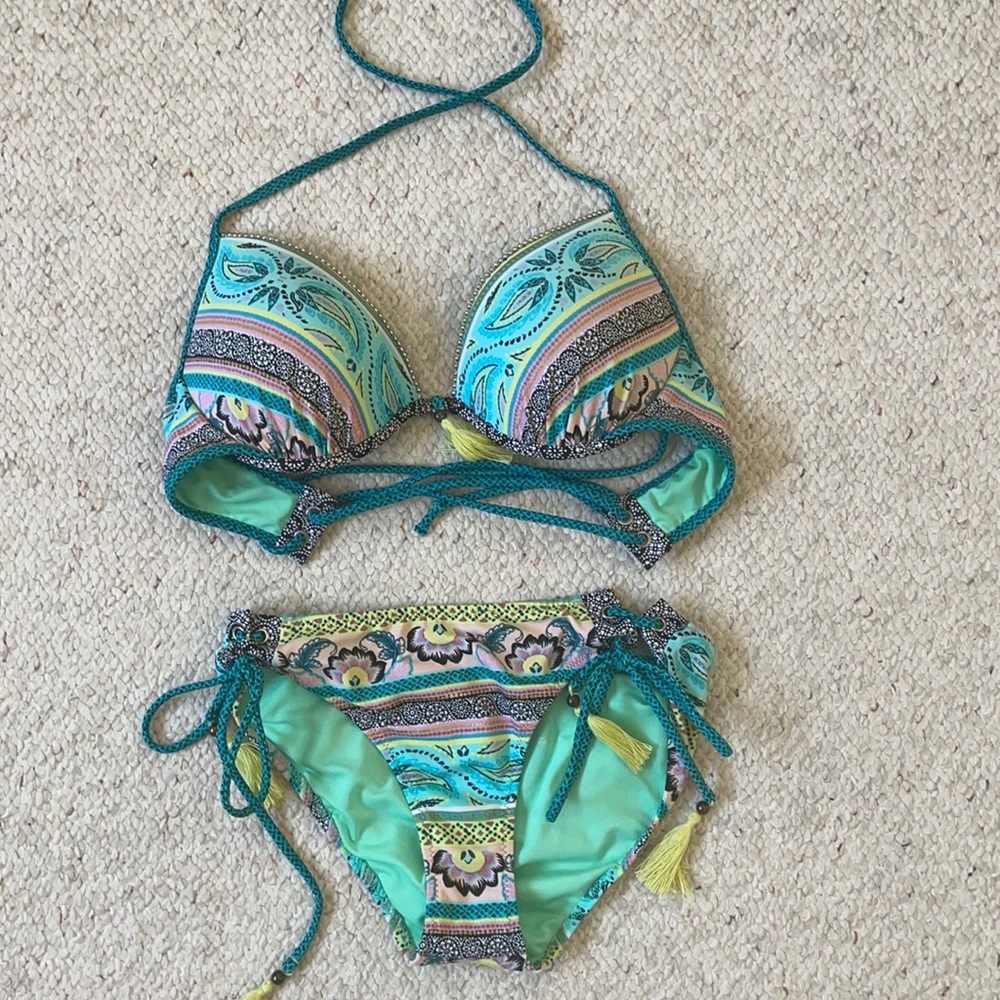 Súper cute Beaded Bikini 👙!!! 34B top/  sm  bottom